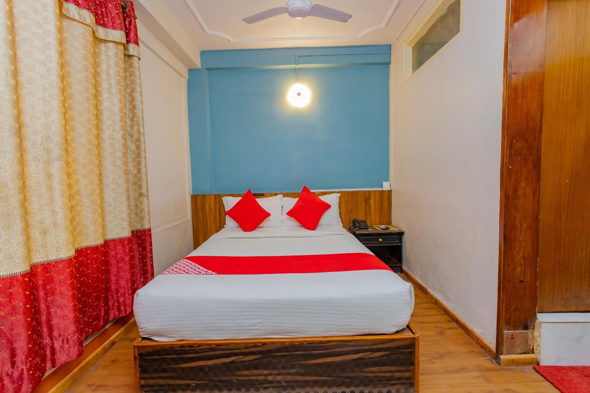 Oyo 795 Hotel Holiday Inn Катманду Екстер'єр фото