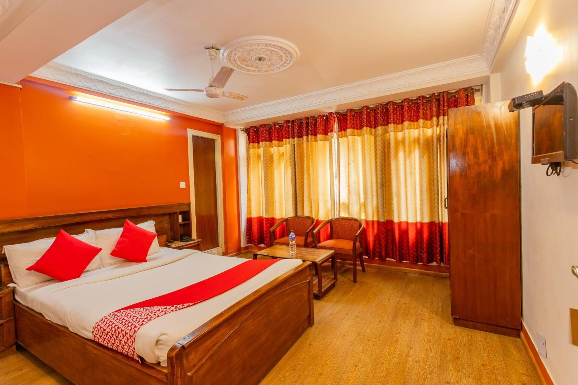 Oyo 795 Hotel Holiday Inn Катманду Екстер'єр фото